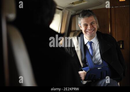 Der französische Jugendarbeitsminister Laurent Wauquiez ist während der Reise nach Cholet, Frankreich, am 6. Januar 2010 zu sehen, wo der französische Präsident Nicolas Sarkozy der französischen Wirtschaft seine Neujahrswünsche überbringt. Foto von Elodie Gregoire/ABACAPRESS.COM Stockfoto