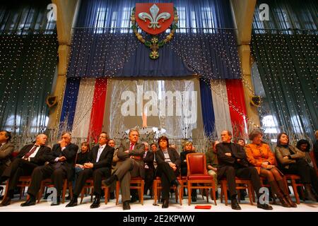 Die Bürgermeisterin von Lille und erste Sekretärin der französischen Sozialistischen Partei, Martine Aubry neben Pierre de Saintignon (C), erster Assistent des Rathauses von Lille und sozialistische Kandidatin für die Regionalwahlen, bietet den Mitarbeitern der CI ihre Neujahrswünsche an Stockfoto