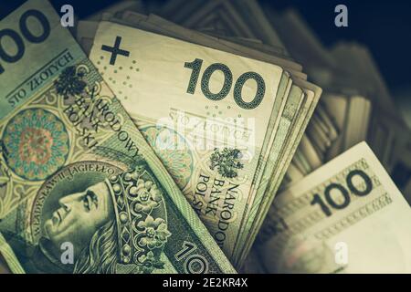 Großer Haufen polnischer Zloty Cash Money. Hundert Rechnungen auf einem Tisch. Business und Economy. Stockfoto
