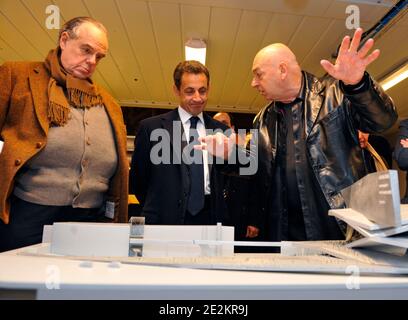 Von L-R sind der französische Kulturminister Frederic Mitterrand, der französische Präsident Nicolas Sarkozy und der Architekt Jean Nouvel in der Nähe eines Modells für die Pariser Philharmoniker zu sehen, bevor am 7. Januar 2010 im Cite de la Musique in Paris, Frankreich, eine Zeremonie vor französischen Kulturbeamten stattfindet. Foto von Philippe Wojazer/Pool/ABACAPRESS.COM Stockfoto