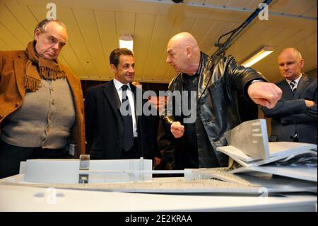 Von L-R, Französisch Kulturminister Frederic Mitterrand, Französisch Präsident Nicolas Sarkozy, Architekt Jean Nouvel und Christophe Girard, stellvertretender Bürgermeister und verantwortlich für Kultur sind in der Nähe eines Modells für die Pariser Philharmoniker vor einer Zeremonie an Französisch Kultur Beamten in der Cite de la Musique in Paris gesehen, Frankreich am 7. Januar 2010. Foto von Philippe Wojazer/Pool/ABACAPRESS.COM Stockfoto