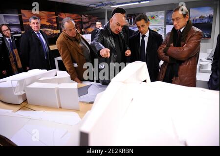 Von L-R, Französisch Kulturminister Frederic Mitterrand, Französisch Präsident Nicolas Sarkozy, Architekt Jean Nouvel und Christophe Girard, stellvertretender Bürgermeister und verantwortlich für Kultur sind in der Nähe eines Modells für die Pariser Philharmoniker vor einer Zeremonie an Französisch Kultur Beamten in der Cite de la Musique in Paris gesehen, Frankreich am 7. Januar 2010. Foto von Philippe Wojazer/Pool/ABACAPRESS.COM Stockfoto