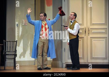 Vorhang Aufruf des Stückes 'The A La Menthe Ou T'Es Citron ?' Präsentiert am 08. Januar 2010 im Fontaine Theater in Paris, Frankreich. Foto von Giancarlo Gorassini/ABACAPRESS.COM Stockfoto