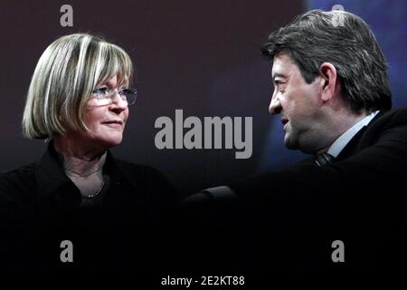 Die Generalsekretärin der Kommunistischen Partei Frankreichs, Marie-George Buffet, und Jean-Luc Melenchon, die französische linke Partei Front de Gauche (Linke Front), nehmen am Beginn der Kampagne für die Region Front de Gauche Teil, einer Allianz zwischen mehreren politischen Parteien, darunter die PCF (Französische Kommunistische Partei), La Gauche Unitaire (Die Unitarische Linke) und Le Parti de Gauche (die linke Partei), am 10. Januar 2010 im Palais des Congres in Paris, Frankreich. Foto von Stephane Lemouton/ABACAPRESS.COM Stockfoto