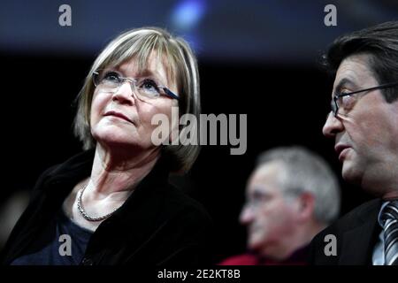 Die Generalsekretärin der Kommunistischen Partei Frankreichs, Marie-George Buffet, und Jean-Luc Melenchon, die französische linke Partei Front de Gauche (Linke Front), nehmen am Beginn der Kampagne für die Region Front de Gauche Teil, einer Allianz zwischen mehreren politischen Parteien, darunter die PCF (Französische Kommunistische Partei), La Gauche Unitaire (Die Unitarische Linke) und Le Parti de Gauche (die linke Partei), am 10. Januar 2010 im Palais des Congres in Paris, Frankreich. Foto von Stephane Lemouton/ABACAPRESS.COM Stockfoto