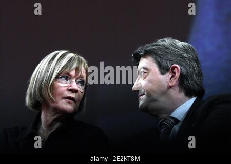 Die Generalsekretärin der Kommunistischen Partei Frankreichs, Marie-George Buffet, und Jean-Luc Melenchon, die französische linke Partei Front de Gauche (Linke Front), nehmen am Beginn der Kampagne für die Region Front de Gauche Teil, einer Allianz zwischen mehreren politischen Parteien, darunter die PCF (Französische Kommunistische Partei), La Gauche Unitaire (Die Unitarische Linke) und Le Parti de Gauche (die linke Partei), am 10. Januar 2010 im Palais des Congres in Paris, Frankreich. Foto von Stephane Lemouton/ABACAPRESS.COM Stockfoto