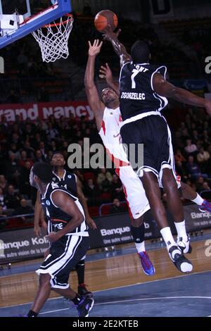 Ricardo Greer (C) von Nancy und Michael Wright von Zgorzelec während der Eurocup Basketball regulären Saison 2009-2010 Spiel, Sluc Nancy gegen Turow Zgorzelec in Nancy, Frankreich am 5. Januar 2010. Foto von Mathieu Cugnot/ABACAPRESS.COM Stockfoto