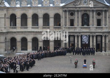 Der französische Präsident Nicolas Sarkozy würdigt am 11. Januar 2010 den ehemaligen Minister Philippe Seguin in der Kirche Saint-Louis des Invalides in Paris. Foto von Christophe Guibbaud/ABACAPRESS.COM Stockfoto