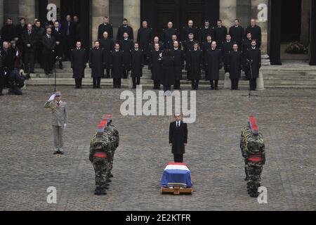 Der französische Präsident Nicolas Sarkozy würdigt am 11. Januar 2010 den ehemaligen Minister Philippe Seguin in der Kirche Saint-Louis des Invalides in Paris. Foto von Christophe Guibbaud/ABACAPRESS.COM Stockfoto