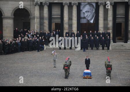 Der französische Präsident Nicolas Sarkozy würdigt am 11. Januar 2010 den ehemaligen Minister Philippe Seguin in der Kirche Saint-Louis des Invalides in Paris. Foto von Christophe Guibbaud/ABACAPRESS.COM Stockfoto