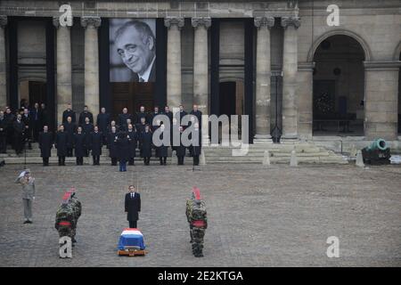 Der französische Präsident Nicolas Sarkozy würdigt am 11. Januar 2010 den ehemaligen Minister Philippe Seguin in der Kirche Saint-Louis des Invalides in Paris. Foto von Christophe Guibbaud/ABACAPRESS.COM Stockfoto