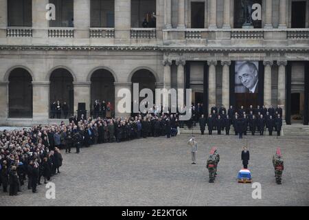 Der französische Präsident Nicolas Sarkozy würdigt am 11. Januar 2010 den ehemaligen Minister Philippe Seguin in der Kirche Saint-Louis des Invalides in Paris. Foto von Christophe Guibbaud/ABACAPRESS.COM Stockfoto