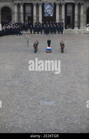 Der französische Präsident Nicolas Sarkozy würdigt am 11. Januar 2010 den ehemaligen Minister Philippe Seguin in der Kirche Saint-Louis des Invalides in Paris. Foto von Christophe Guibbaud/ABACAPRESS.COM Stockfoto