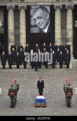 Der französische Präsident Nicolas Sarkozy würdigt am 11. Januar 2010 den ehemaligen Minister Philippe Seguin in der Kirche Saint-Louis des Invalides in Paris. Foto von Christophe Guibbaud/ABACAPRESS.COM Stockfoto