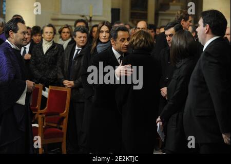 Der französische Präsident Nicolas Sarkozy (C), gefolgt von seiner Frau Carla Bruni-Sarkozy (L), tröstet Beatrice Seguin, Witwe des ehemaligen Ministers und parlamentspräsidenten Philippe Seguin, während der Beerdigung des ehemaligen Ministers und parlamentspräsidenten Philippe Seguin in der Kirche Saint-Louis des Invalides in Paris am 11. Januar 2010. Foto von Witt-Meigneux/Pool/ABACAPRESS.COM Stockfoto