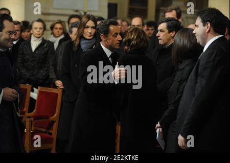 Der französische Präsident Nicolas Sarkozy (C), gefolgt von seiner Frau Carla Bruni-Sarkozy (L), tröstet Beatrice Seguin, Witwe des ehemaligen Ministers und parlamentspräsidenten Philippe Seguin, während der Beerdigung des ehemaligen Ministers und parlamentspräsidenten Philippe Seguin in der Kirche Saint-Louis des Invalides in Paris am 11. Januar 2010. Foto von Witt-Meigneux/Pool/ABACAPRESS.COM Stockfoto