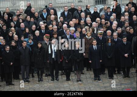 Verwandte von Philippe Seguin, der französische Präsident Nicolas Sarkozy und seine Frau Carla Bruni-Sarkozy sowie Regierungsmitglieder während der Beerdigung des ehemaligen Ministers und parlamentspräsidenten Philippe Seguin in der Kirche Saint-Louis des Invalides in Paris am 11. Januar 2010. Foto von Mousse/ABACAPRESS.COM Stockfoto