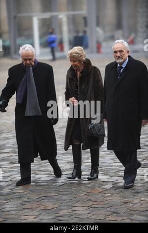 Jean-Marie Cavada und Helene Carrere d'Encausse bei der Beerdigung des ehemaligen Ministers und parlamentspräsidenten Philippe Seguin in der Kirche Saint-Louis des Invalides in Paris, Frankreich am 11. Januar 2010. Foto von Mousse/ABACAPRESS.COM Stockfoto