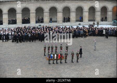 Der französische Präsident Nicolas Sarkozy (R) würdigt den ehemaligen Minister Philippe Seguin in Anwesenheit von Philippe Seguins Verwandten, Carla Bruni-Sarkozy und Regierungsmitgliedern während der Beerdigung des ehemaligen Ministers und parlamentspräsidenten Philippe Seguin in der Kirche Saint-Louis des Invalides in Paris am 11. Januar 2010. Foto von Mousse/ABACAPRESS.COM Stockfoto