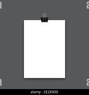 Realistisches Blatt Papier mit Clip. Fotorealistisches Vektorpapier mit Büroklammer und Schatten Stock Vektor