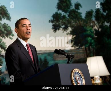 US-Präsident Barack Obama gibt am 13. Januar 2010 im Diplomatischen Empfangsraum des Weißen Hauses in Washington DC, USA, eine Erklärung zum jüngsten Erdbeben in Haiti und zu den Bemühungen der Vereinigten Staaten ab, dem Land zu helfen und den Amerikanern, die sich in Haiti befinden, zu helfen. Foto von Brendan Smialowski/ABACAPRESS.COM Stockfoto