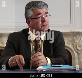 Andre Gerin, depute communiste du Rhone, initiateur de la Mission parlementaire sur le Port du voile integral, tient une Conference de Presse a Lyon Suite a sa Visite a l'Hopital Femme-Mere-Enfant (HFME) de Lyon Bron, a Lyon, France le 14 janvier 2010. Fotos von Vincent Dargent/ABACAPRESS.COM Stockfoto