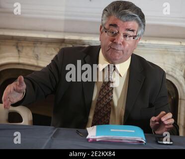 Andre Gerin, depute communiste du Rhone, initiateur de la Mission parlementaire sur le Port du voile integral, tient une Conference de Presse a Lyon Suite a sa Visite a l'Hopital Femme-Mere-Enfant (HFME) de Lyon Bron, a Lyon, France le 14 janvier 2010. Fotos von Vincent Dargent/ABACAPRESS.COM Stockfoto