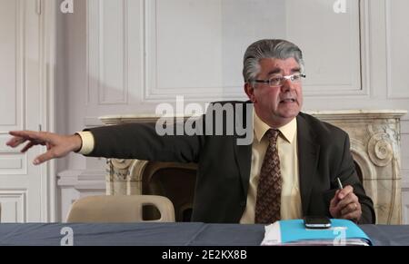 Andre Gerin, depute communiste du Rhone, initiateur de la Mission parlementaire sur le Port du voile integral, tient une Conference de Presse a Lyon Suite a sa Visite a l'Hopital Femme-Mere-Enfant (HFME) de Lyon Bron, a Lyon, France le 14 janvier 2010. Fotos von Vincent Dargent/ABACAPRESS.COM Stockfoto