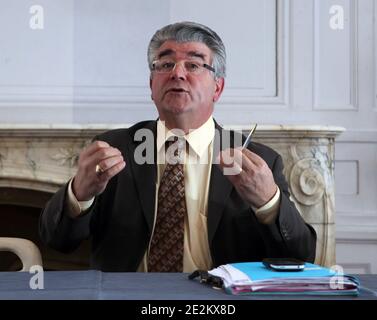 Andre Gerin, depute communiste du Rhone, initiateur de la Mission parlementaire sur le Port du voile integral, tient une Conference de Presse a Lyon Suite a sa Visite a l'Hopital Femme-Mere-Enfant (HFME) de Lyon Bron, a Lyon, France le 14 janvier 2010. Fotos von Vincent Dargent/ABACAPRESS.COM Stockfoto