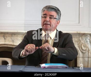 Andre Gerin, depute communiste du Rhone, initiateur de la Mission parlementaire sur le Port du voile integral, tient une Conference de Presse a Lyon Suite a sa Visite a l'Hopital Femme-Mere-Enfant (HFME) de Lyon Bron, a Lyon, France le 14 janvier 2010. Fotos von Vincent Dargent/ABACAPRESS.COM Stockfoto