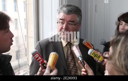 Andre Gerin, depute communiste du Rhone, initiateur de la Mission parlementaire sur le Port du voile integral, tient une Conference de Presse a Lyon Suite a sa Visite a l'Hopital Femme-Mere-Enfant (HFME) de Lyon Bron, a Lyon, France le 14 janvier 2010. Fotos von Vincent Dargent/ABACAPRESS.COM Stockfoto