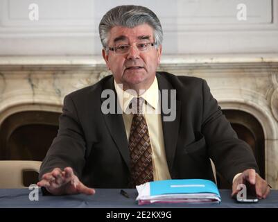 Andre Gerin, depute communiste du Rhone, initiateur de la Mission parlementaire sur le Port du voile integral, tient une Conference de Presse a Lyon Suite a sa Visite a l'Hopital Femme-Mere-Enfant (HFME) de Lyon Bron, a Lyon, France le 14 janvier 2010. Fotos von Vincent Dargent/ABACAPRESS.COM Stockfoto