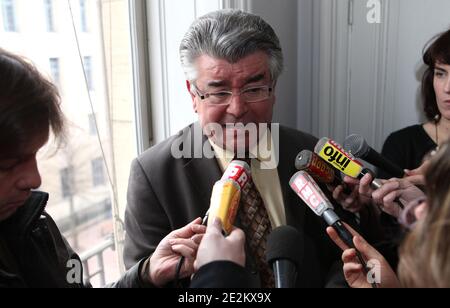 Andre Gerin, depute communiste du Rhone, initiateur de la Mission parlementaire sur le Port du voile integral, tient une Conference de Presse a Lyon Suite a sa Visite a l'Hopital Femme-Mere-Enfant (HFME) de Lyon Bron, a Lyon, France le 14 janvier 2010. Fotos von Vincent Dargent/ABACAPRESS.COM Stockfoto