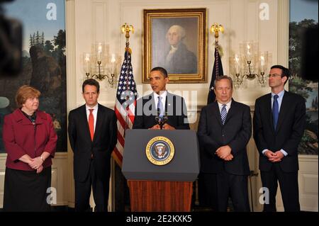 "US-Präsident Barack Obama (C) neben (L-R) Christina Roemer, Vorsitzende, Rat der Wirtschaftsberater, Finanzminister Timothy Geithner; Lawrence Summers, Direktor des National Economic Council und Peter Orszag, Direktor des Office of Management and Budget, halten am 14. Januar 2010 im Diplomatischen Empfangsraum im Weißen Haus in Washington DC, USA, Bemerkungen zur Gebühr für die Verantwortung für die Finanzkrise. Foto von Ron Sachs/ABACAPRESS.COM' Stockfoto