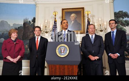 "US-Präsident Barack Obama (C) neben (L-R) Christina Roemer, Vorsitzende, Rat der Wirtschaftsberater, Finanzminister Timothy Geithner; Lawrence Summers, Direktor des National Economic Council und Peter Orszag, Direktor des Office of Management and Budget, halten am 14. Januar 2010 im Diplomatischen Empfangsraum im Weißen Haus in Washington DC, USA, Bemerkungen zur Gebühr für die Verantwortung für die Finanzkrise. Foto von Ron Sachs/ABACAPRESS.COM' Stockfoto