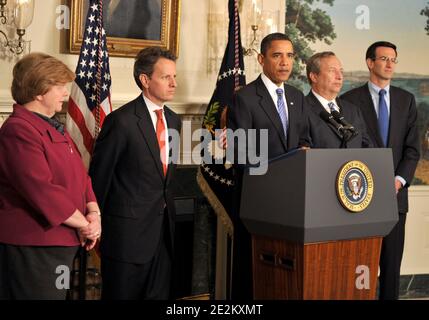 "US-Präsident Barack Obama (C) neben (L-R) Christina Roemer, Vorsitzende, Rat der Wirtschaftsberater, Finanzminister Timothy Geithner; Lawrence Summers, Direktor des National Economic Council und Peter Orszag, Direktor des Office of Management and Budget, halten am 14. Januar 2010 im Diplomatischen Empfangsraum im Weißen Haus in Washington DC, USA, Bemerkungen zur Gebühr für die Verantwortung für die Finanzkrise. Foto von Ron Sachs/ABACAPRESS.COM' Stockfoto