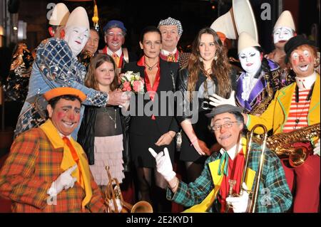 Prinzessin Stephanie von Monaco und ihre Töchter Camille Gottlieb und Pauline Ducruet posieren, als sie am 15. Januar 2010 zum Tag 2 des 34. Internationalen Zirkusfestivals in Monte Carlo, Monaco, eintreffen. Handout Foto von Monaco Palace/ABACAPRESS.COM Stockfoto