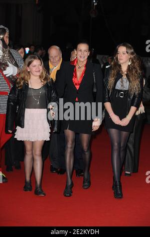 Prinzessin Stephanie von Monaco und ihre Töchter Camille Gottlieb und Pauline Ducruet posieren, als sie am 15. Januar 2010 am zweiten Tag des 34. Internationalen Zirkusfestivals in Monte-Carlo, Monaco, eintreffen. Foto von Pascal Le Segretain/Pool/ABACAPRESS.COM Stockfoto