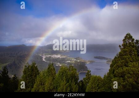 Sete Cidades See mit Regenbogen, Azoren Inseln, erstaunliche Aussichtspunkt auf einer Caldera. Stockfoto