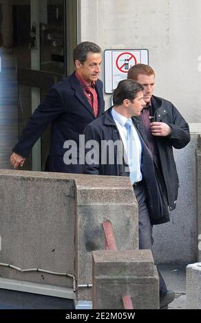 Der französische Präsident und Neugroßvater Nicolas Sarkozy besucht am 17. Januar 2010 seinen Enkel Solal im Krankenhaus Suresnes in der Nähe von Paris. Foto von ABACAPRESS.COM Stockfoto