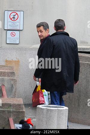 Der französische Präsident und Neugroßvater Nicolas Sarkozy besucht am 17. Januar 2010 seinen Enkel Solal im Krankenhaus Suresnes in der Nähe von Paris. Foto von ABACAPRESS.COM Stockfoto