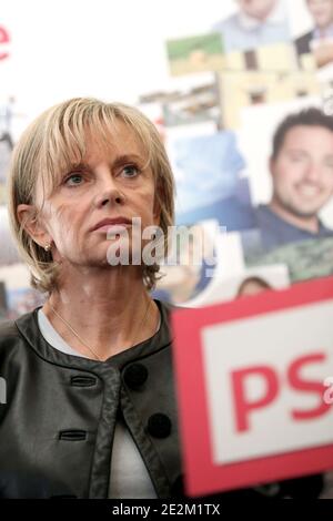 Elisabeth Guigou, Secretaire nationale du Parti socialiste a la reforme de l'Etat et aux collectivites territoriales et Laurent Fabius, coordinateur national du PS sur la reforme territoriale, donnent une Conference de Presse, le 18 janvier 201 a Paris, Frankreich. Foto Stephane Lemouton/ABACAPRESS.COM Stockfoto