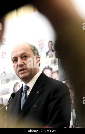 Elisabeth Guigou, Secretaire nationale du Parti socialiste a la reforme de l'Etat et aux collectivites territoriales et Laurent Fabius, coordinateur national du PS sur la reforme territoriale, donnent une Conference de Presse, le 18 janvier 201 a Paris, Frankreich. Foto Stephane Lemouton/ABACAPRESS.COM Stockfoto