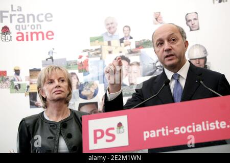 Elisabeth Guigou, Secretaire nationale du Parti socialiste a la reforme de l'Etat et aux collectivites territoriales et Laurent Fabius, coordinateur national du PS sur la reforme territoriale, donnent une Conference de Presse, le 18 janvier 201 a Paris, Frankreich. Foto Stephane Lemouton/ABACAPRESS.COM Stockfoto