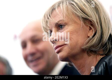 Elisabeth Guigou, Secretaire nationale du Parti socialiste a la reforme de l'Etat et aux collectivites territoriales et Laurent Fabius, coordinateur national du PS sur la reforme territoriale, donnent une Conference de Presse, le 18 janvier 201 a Paris, Frankreich. Foto Stephane Lemouton/ABACAPRESS.COM Stockfoto