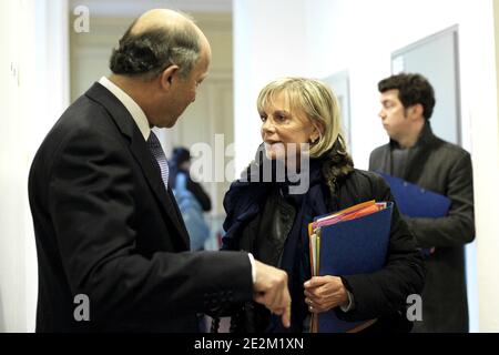 Elisabeth Guigou, Secretaire nationale du Parti socialiste a la reforme de l'Etat et aux collectivites territoriales et Laurent Fabius, coordinateur national du PS sur la reforme territoriale, donnent une Conference de Presse, le 18 janvier 201 a Paris, Frankreich. Foto Stephane Lemouton/ABACAPRESS.COM Stockfoto