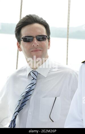 Olivier Biancarelli an Bord eines Schiffes, als er auf die Ankunft des französischen Präsidenten Nicolas Sarkozy in Mamoudzou wartete, um am 18. Januar 2010 das französische Mayotte-Gebiet im Indischen Ozean zu besuchen. Sarkozy sollte sich mit Beamten treffen, um die Einwanderungsprobleme auf der Insel zu diskutieren, wo etwa ein Drittel der 200,000 Einwohner illegal von den nahe gelegenen Komoren-Inseln eingewandert sind. Im vergangenen Jahr verschifften französische Behörden 16,000 Komoren von Mayotte nach Hause, deren überwiegend muslimische Bevölkerung im vergangenen Jahr für ihre Insel gestimmt hatte, um ihren französisch regierten "Kollektivstatus" zu vergraben und zu einem Abweichungsort zu werden Stockfoto