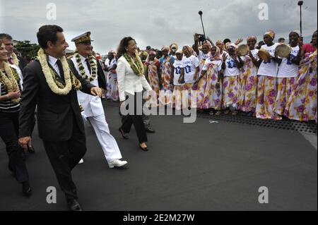 Präsident Nicolas Sarkozy und Marie-Luce Penchard, Ministerin für Überseegebiete, kommen am 18. Januar 2010 zu einer offiziellen Reise nach Mayotte nach Mamoudzou. Sarkozy sollte sich mit Beamten treffen, um die Einwanderungsprobleme auf der Insel zu diskutieren, wo etwa ein Drittel der 200,000 Einwohner illegal von den nahe gelegenen Komoren-Inseln eingewandert sind. Im vergangenen Jahr verschifften französische Behörden 16,000 Komoren von Mayotte nach Hause, deren überwiegend muslimische Bevölkerung im vergangenen Jahr für ihre Insel gestimmt hatte, um ihren französisch regierten "Kollektivstatus" zu vergraben und ein Departement Frankreichs zu werden. Foto von Elodie Gregoire/ABA Stockfoto