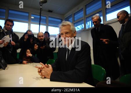 Der ehemalige Premierminister Dominique de Villepin nahm am 19. Januar 2010 an einem Treffen mit Nachbarschaftsverbänden in Bondy bei Paris Teil. Foto von Mousse/ABACAPRESS.COM Stockfoto