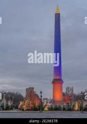 Paris, Frankreich - 12 30 2020: Blick auf den Obelisken und den Triumphbogen auf der Place de la Concorde mit Weihnachtsbeleuchtung Stockfoto